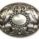 Jugendstil-Brosche/Anhänger, oval, 900er Silber, mit Floralrelief und mittigem, ovalem Perlmutt-Besatz, Ges.-Gew. 28,3 g, 5,2x4,5 cm - Foto 1 Jugendstil-Brosche/Anhänger, oval, 900er Silber, mit Floralrelief und mittigem, ovalem Perlmutt-Besatz, Ges.-Gew. 28,3 g, 5,2x4,5 cm - Foto 1