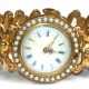 Damen-Armbanduhr mit Scherenarmband, Golddouble, um 1900, beiges Zifferblatt mit blauen römischen Zahlen, mit Saatperlenlünette (1 Perle fehlt), Dm. 3 cm, Uhr läuft an, im Etui - photo 1
