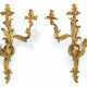 A PAIR OF FRENCH ORMOLU THREE-BRANCH WALL-LIGHTS - Foto 1