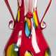Vase, rotes Glas mit farbigen Einschmelzungen, weißer Innenfang, Rand mit 4 Henkeln, H. 33,5 cm - Foto 1