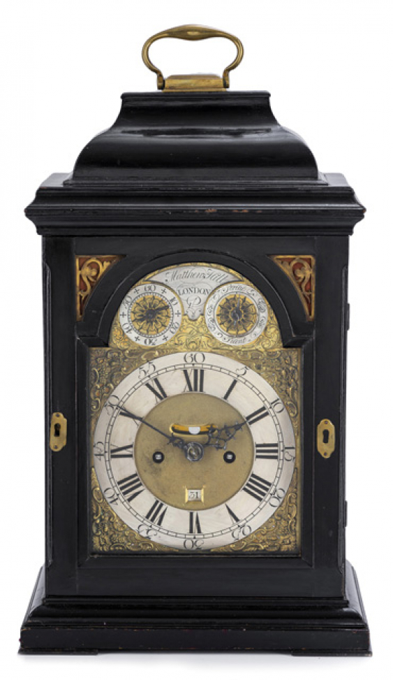 Bracket clock. Часы Англия 18 век. Настольные часы 18 века Англия. Часы Смит Англия настольные. Часы на шкафные.