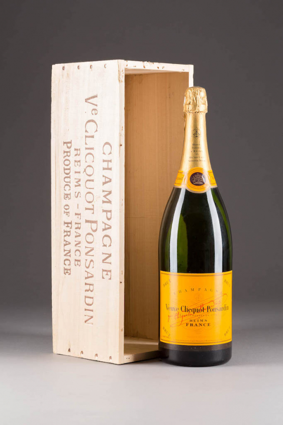 Вино вдова. Вдова Клико шампанское. Вино Veuve Clicquot. Шампанское Veuve Clicquot, Brut. Шампанское брют мадам Клико.