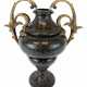 Außergewöhnliche große Amphore / Vase: Serpentin graviert und verziert, Messing Montur. Jugendstil um 1900. - фото 1