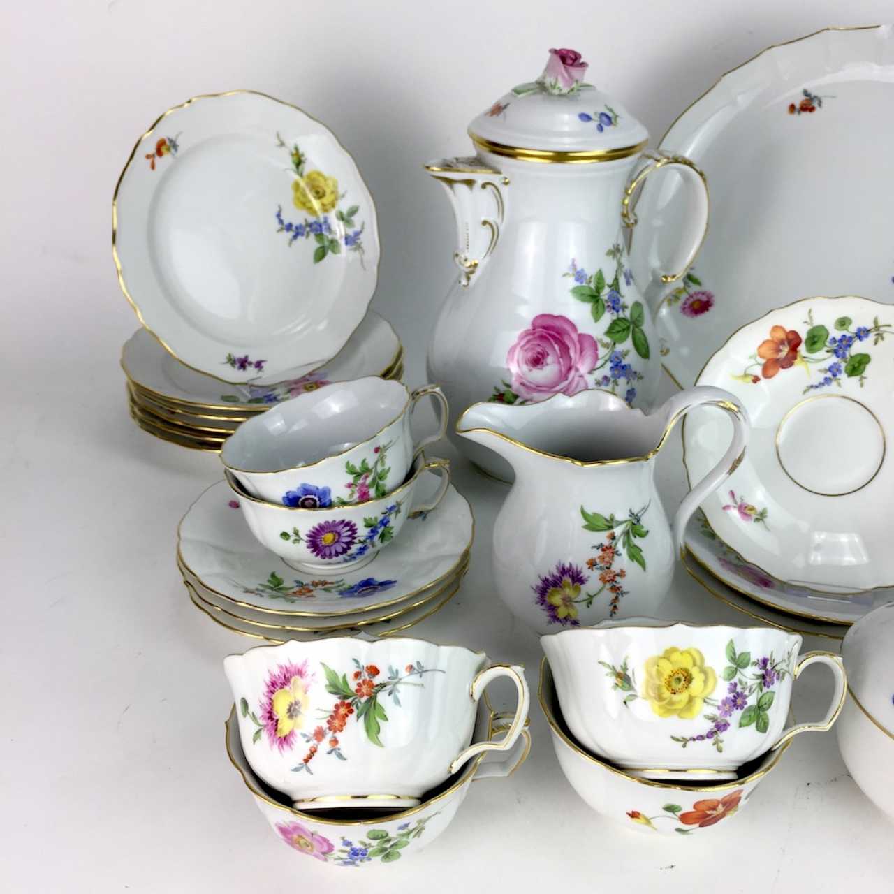 Tee-Service: Meissen Porzellan, Dekor Blume 2 und Streublumen sowie ...