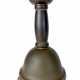 Art-Deko Kerzenleuchter: Messing, Glockenförmiger Korpus auf drei Kugelfüßen, schlanker Schaft mit breiter Tülle um 1930 - фото 1