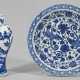 Blauweiß-Vase und Teller mit Phönixdekor - фото 1