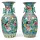 Paar 'Famille rose'-Vasen mit Blütendekor und Vögeln auf hellblauem Grund - Foto 1