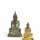 Zwei Buddha, einer mit samghati-Gewand, der andere in royalem Schmuck - фото 1