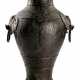 Grosse Vase aus Bronze im archaischen Stil mit zwei seitlichen Handhaben - Foto 1
