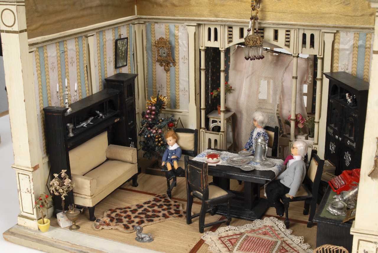 Jugendstil-Puppenstube mit Erker, wohl — online kaufen: Auktionskatalog