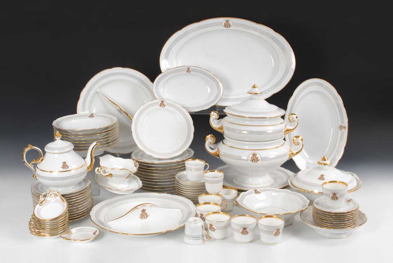 Umfangreiches Kaffee- und Speiseservice — online bei Auktion kaufen