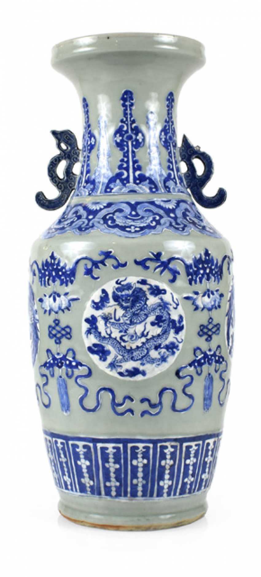 VASE WITH BLUE AND WHITE Auction catalog "Auction 772 850x550 width 50