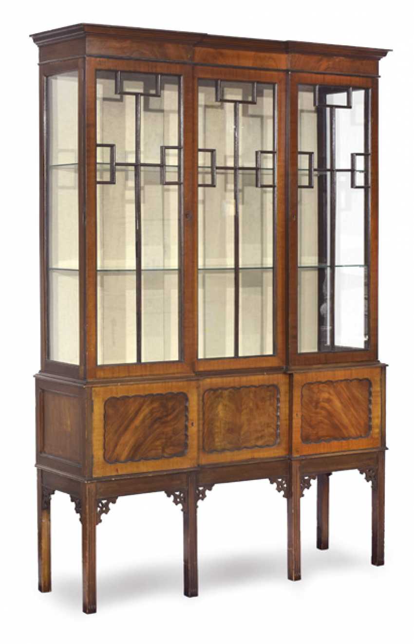 Top Display Cabinet England At The End Of Auction Catalog 776