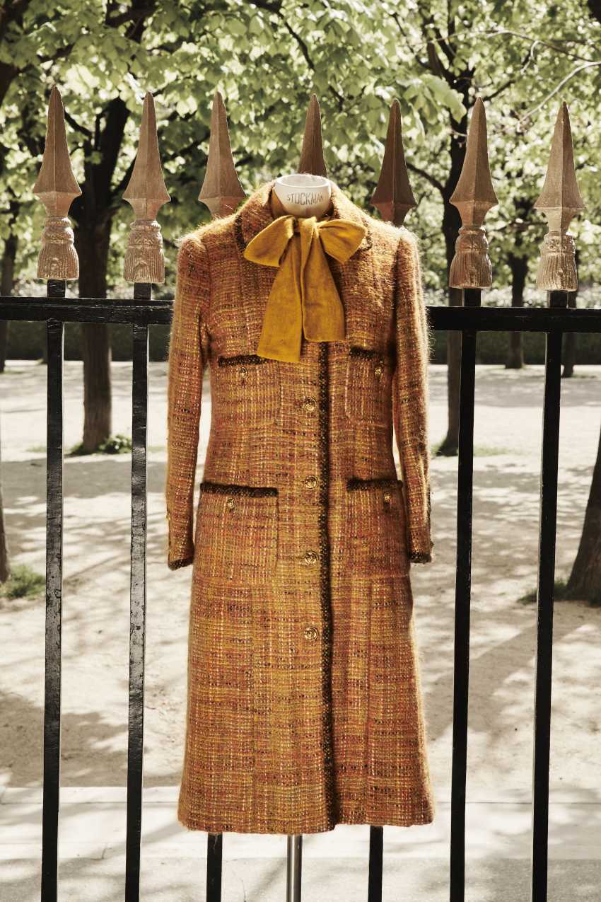 Set 3 Teilig Mantel Rock Und Bluse Chanel Haute Couture Paris 1974 75 Buy At Online Auction At Veryimportantlot Com Auction Catalog Vintage Culture From Haute Couture To Generation Z From 15 07 19 Photo Price