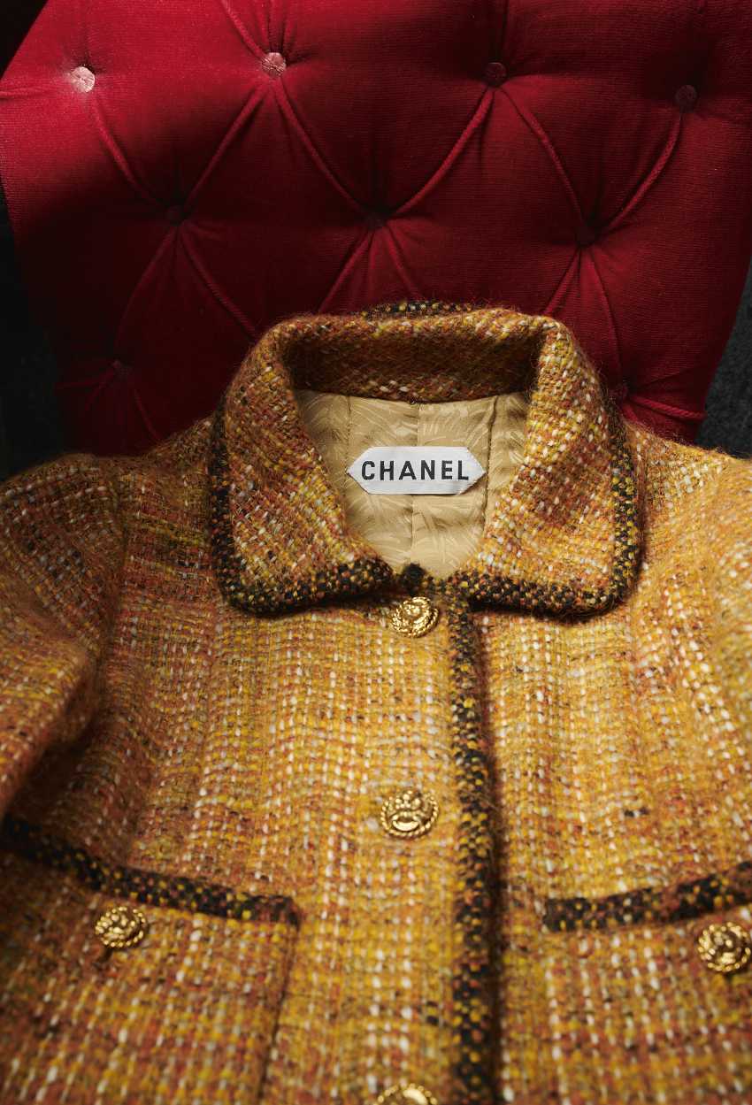 Set 3 Teilig Mantel Rock Und Bluse Chanel Haute Couture Paris 1974 75 Buy At Online Auction At Veryimportantlot Com Auction Catalog Vintage Culture From Haute Couture To Generation Z From 15 07 19 Photo Price