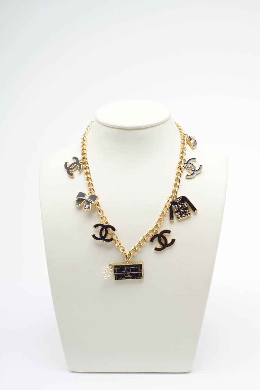 Kette Karl Lagerfeld Fur Chanel Boutique Paris Kollektion Ready To Wear Um 04 08 Buy At Online Auction At Veryimportantlot Com Auction Catalog Vintage Culture From Haute Couture To Generation Z From 15 07 19 Photo