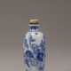 A blue and white 'foreign tribute bearers' snuff bottle - Foto 1