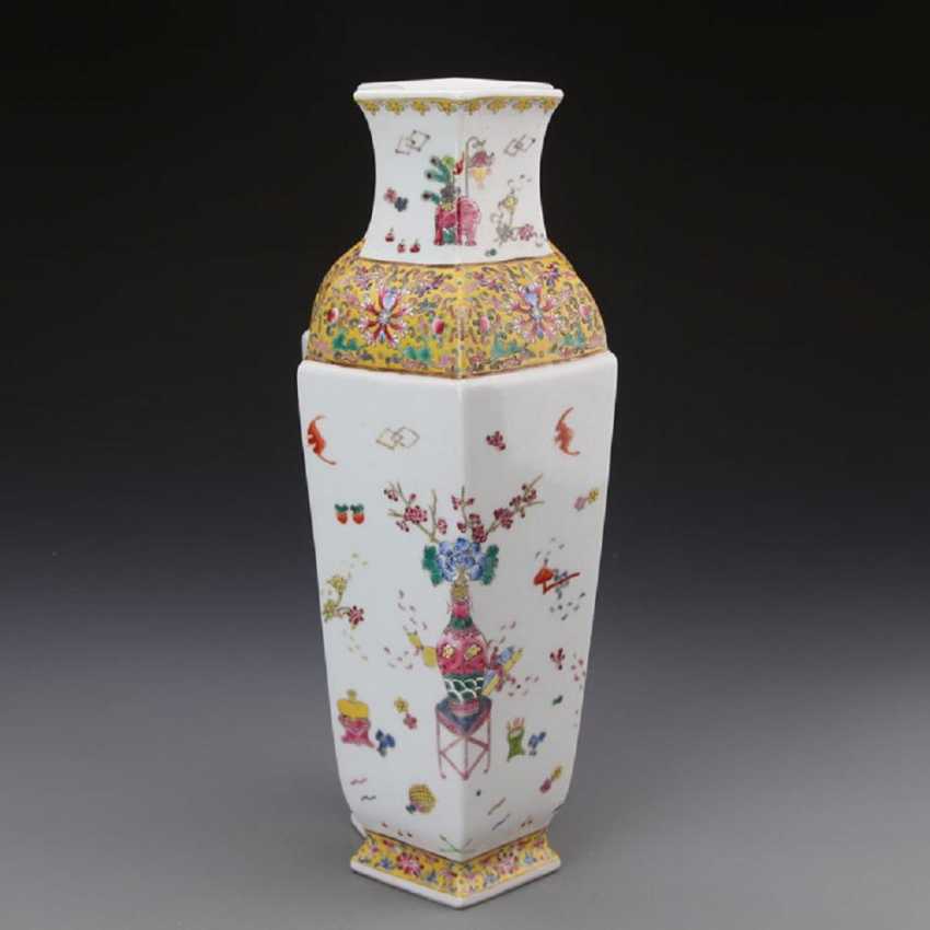 Qing Dynasty Qianlong Pastel gilt Flower and bird pattern Porcelain Hexagon vase