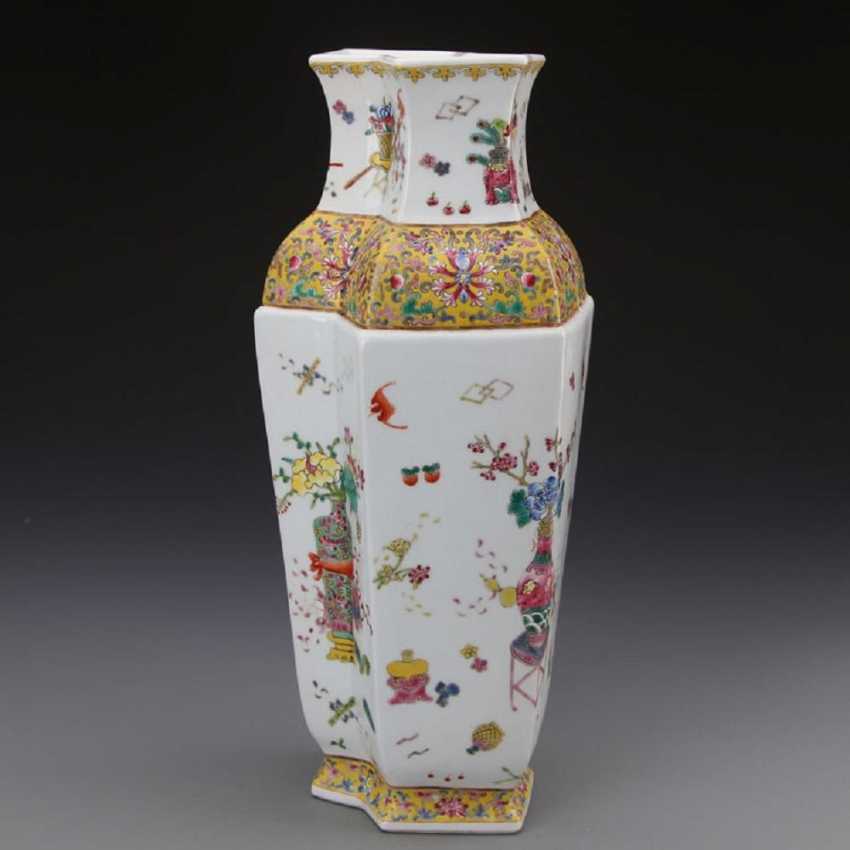 Qing Dynasty Qianlong Pastel gilt Flower and bird pattern Porcelain Hexagon vase