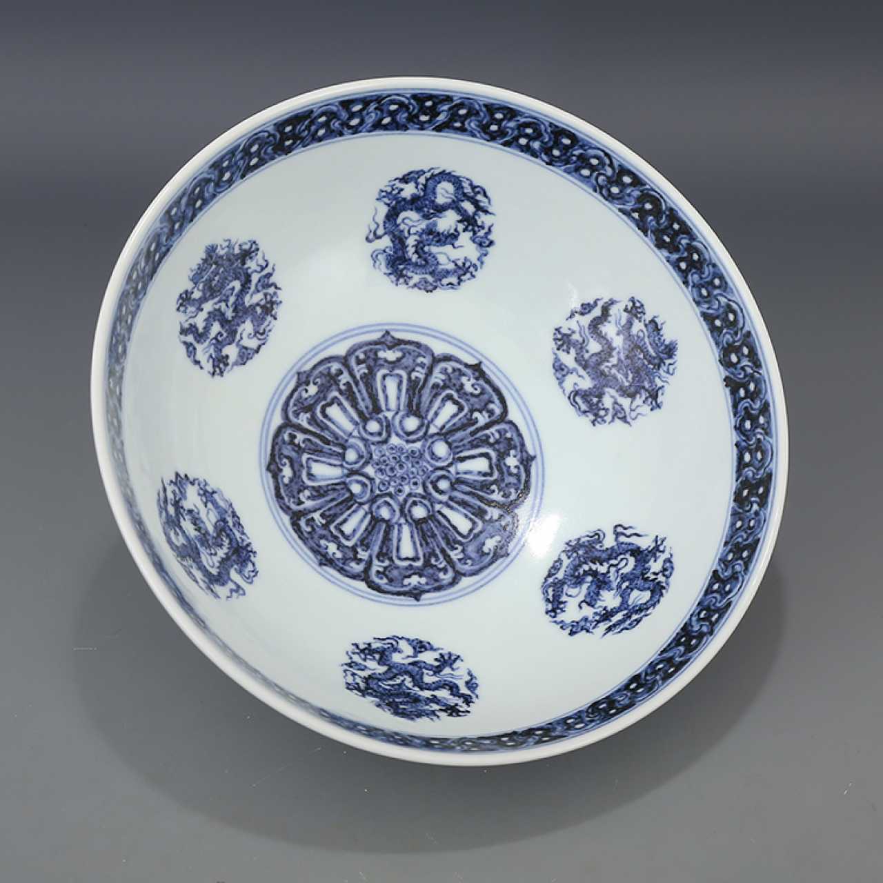 Ming-Dynastie Blau und weiß neun-Drachen-Muster-Große ...