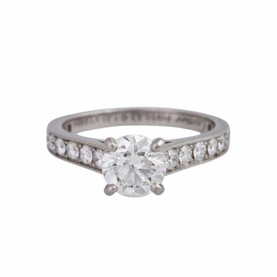 Cartier Ring Solitar 15 Mit Brillant 1 31 Ct Online Bei Auktion Kaufen Auktionskatalog Schmuck Uhren Porzellan Silber Luxus Uhren Accessoires Vom 07 09 19 Foto Preis Von Auktionslos 9 Bei Veryimportantlot Com