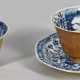 Zwei Blauweiß-Koppchen und Teller mit Café au lait Glasur - Foto 1