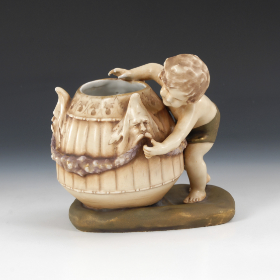 Knabe an Vase, AMPHORA — Katalog 95 Herbstauktion 2019. Tag 2 Los