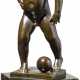 Albert Holl (1890 - 1970) - Bronzeskulptur "Stehender Knabe mit Kugel", datiert 1922 - Foto 1
