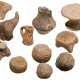 Vierzehn neolithische Miniaturgefäße und Tierstatuetten, Südosteuropa, Vinča-Kultur, 5. Jahrtausend vor Christus - photo 1