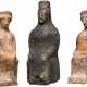 Gruppe von drei thronenden Göttinnen, griechisch-hellenistisch, ca. 3. - 1. Jahrhundert vor Christus - Foto 1