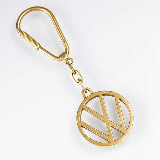 Goldener Schlusselanhanger Mit Volkswagen Emblem Vw Online Bei Auktion Kaufen Auktionskatalog Kunst Und Antiquitaten Vom 30 11 2019 Foto Preis Von Auktionslos 705 Bei Veryimportantlot Com