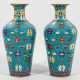 Paar große Cloisonné-Vasen mit Lotusdekor - Foto 1