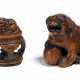 Zwei Netsuke: Shishi mit Ball und Shishi auf Tisch - Foto 1