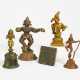 Drei Götterfiguren, eine Glocke mit Hanuman und ein Mandala - Foto 1