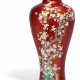 Seltene Taubenblut-rote Vase mit blühenden Pflaumen - Foto 1