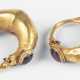 Ein Paar kahnförmige goldene Ohrringe mit Granatperle - Foto 1