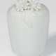 Weisse Vase mit aplliziertem Blumendekor - Foto 1