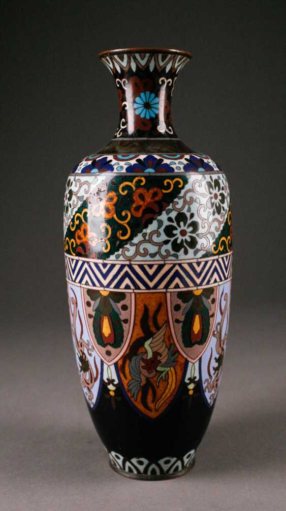 Asiatika Closonne Vase China Um 1900 Online Bei Auktion Kaufen Auktionskatalog Varia Vom 11 01 Foto Preis Von Auktionslos 29 Bei Veryimportantlot Com