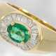 Ring: attraktiver Smaragdring mit Diamanten in hochwertiger Ballerina-Fassung, insgesamt ca. 1,14ct, 18K Gelbgold - фото 1