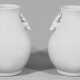 Paar große Blanc de Chine-Vasen mit Hirschköpfen - Foto 1
