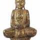 Buddha Südostasien, Holz, vergoldet mit Pailletten besetzt, in varjasana auf Rundsockel sitzend, die Hände im Schoß ruhend, lange Ohrläppchen, sanftes Lächeln, aufblickend, H - Foto 1