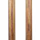 Paar alte Säulen aus Holz runde Basis, hohler Schaft mit glatter Wandung, Kapitell mit achtseitigem Blätterrelief, mit umlaufendem Blätterkranz und mit Eckvoluten, H - photo 1
