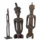 Drei afrikanische Figuren DR Kongo, Holz geschwärzt, 2 kniende männliche Figuren mit Körpernarbenschmuck, H - фото 1