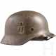 Stahlhelm M 40 der Waffen-SS, mit einem Abzeichen - фото 1