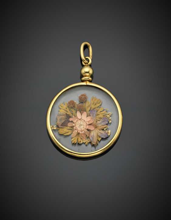 Anhanger In Gelbgold Und Glas Mit Der Zusammensetzung Von Getrockneten Blumen Online Bei Auktion Kaufen Auktionskatalog Auktion 478 Juwelen Vom 02 07 Foto Preis Von Auktionslos 553 Bei Veryimportantlot Com