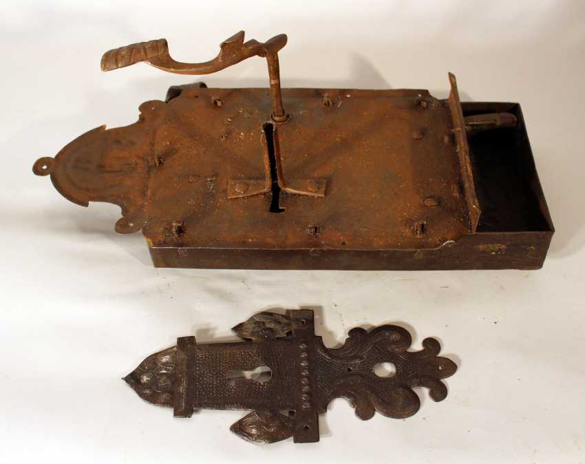 Grosses Eisen Schloss In Rechteckiger Form Birne Form Ende Und Handgriff Online Bei Auktion Kaufen Auktionskatalog Kunst Und Antiquitaten Vom 28 02 18 Foto Preis Von Auktionslos 30 Bei Veryimportantlot Com