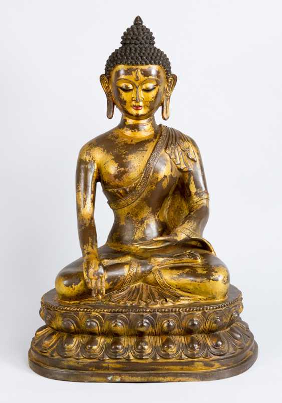 Grosse Chinesische Bronze Buddha Auf Lotus Basis Mit Dem Gestus Der Erde Beruhren Ist Die Andere Hand Mit Dem Zeichen Der Gewahrung Online Bei Auktion Kaufen Auktionskatalog Kunst Und Antiquitaten Vom 28 02 18 Foto