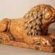Italian rosso verona stone lion in sitting position, sculpted in naturalistic shape with some drill holes and claws in the front - Foto 1