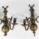 Pair of polish bronze wall brackets, each with two branches decorated with open work and scrolls, ending in one spout - Foto 1