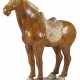 Braun-glasiertes Irdenware Modell eines stehenden Pferdes - Foto 1